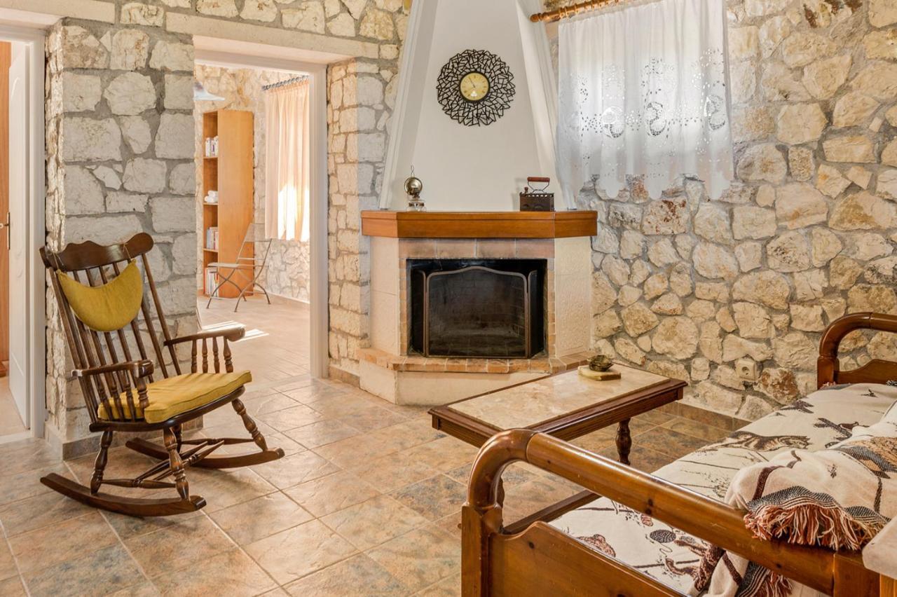Stone House In Olive Grove - Former Denis Stone Villa Τραπεζάκι Εξωτερικό φωτογραφία