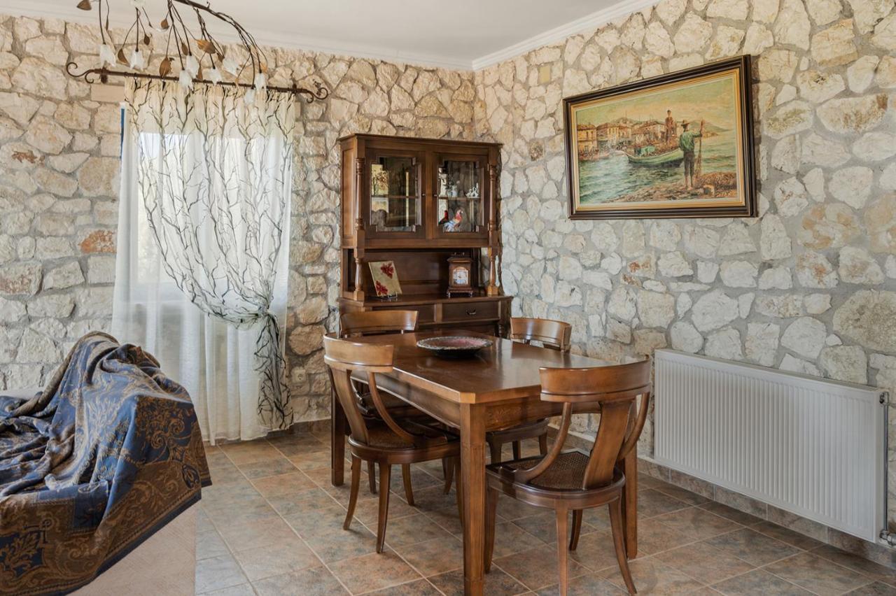 Stone House In Olive Grove - Former Denis Stone Villa Τραπεζάκι Εξωτερικό φωτογραφία