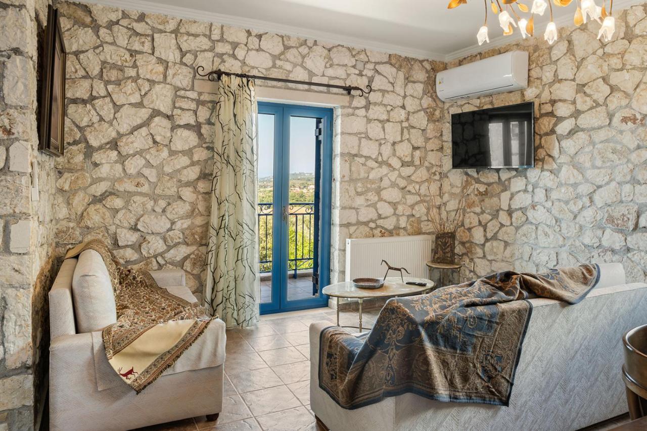 Stone House In Olive Grove - Former Denis Stone Villa Τραπεζάκι Εξωτερικό φωτογραφία